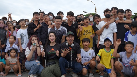 Lý Hải - Minh Hà và người dân, diễn viên quần chúng trên trường quay Lật mặt 7 - Ảnh: ĐPCC Lý Hải - Minh Hà và người dân, diễn viên quần chúng trên trường quay Lật mặt 7 - Ảnh: ĐPCC