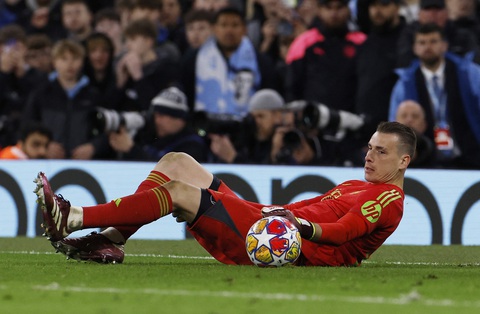 Man City thua Real ở loạt sút luân lưu- Ảnh 3. Thủ thành Lunin hóa người hùng của Real với hai lần cứu thua trên loạt sút luân lưu - Ảnh: REUTERS