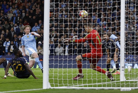 Man City thua Real ở loạt sút luân lưu- Ảnh 2. Tình huống gỡ hòa của Kevin De Bruyne - Ảnh: REUTERS