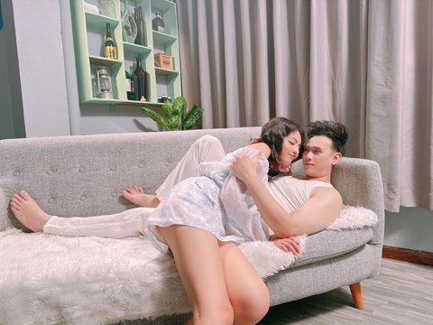 Nguyên Vũ giữ lời hứa 'mỗi tháng ra một MV'- Ảnh 2. Một cảnh quay đầy lãng mạn của Nguyên Vũ với nữ chính trong MV