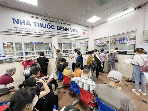 Quầy thuốc tại Bệnh viện Đại học Y Hà Nội - Ảnh: NAM TRẦN Quầy thuốc tại Bệnh viện Đại học Y Hà Nội - Ảnh: NAM TRẦN