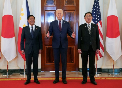 Philippines phản pháo Trung Quốc, nói có quyền tăng cường quan hệ với Mỹ, Nhật- Ảnh 1. Tổng thống Mỹ Joe Biden phát biểu bên cạnh Tổng thống Philippines Ferdinand Marcos Jr. và Thủ tướng Nhật Bản Kishida Fumio tại hội nghị thượng đỉnh ba bên ở Washington (Mỹ) ngày 11-4 - Ảnh: REUTERS