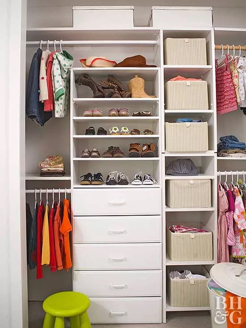 12 thứ nào cần loại bỏ khỏi phòng ngủ của bạn?- Ảnh 3. Có thể cân nhắc những cách khác để cất giày và nón thay vì để chúng trong tủ quần áo - Ảnh: BHG