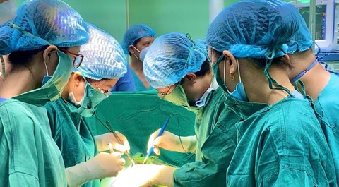 Tin tức sáng 19-4: Bình Dương nhiều thành phố nhất nước; Hai bệnh viện cứu mẹ bệnh tim nặng và em bé- Ảnh 1. Các bác sĩ trong ca phẫu thuật lấy thai hôm 17-4 - Ảnh: Bệnh viện cung cấp