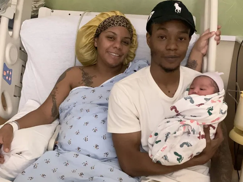 1-Chị Starla Ellis và cháu bé thứ ba Amaris vừa được sinh ra - Ảnh: Kennedy Newsand Media Chị Starla Ellis và cháu bé thứ ba Amaris vừa được sinh ra - Ảnh: Kennedy Newsand Media