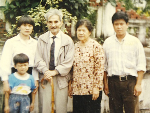 Giải mã huyền thoại Tạ Đình Đề - Kỳ 5: Chuyện tình chưa kể của Tạ Đình Đề- Ảnh 3. Ông Tạ Đình Đề cùng vợ và gia đình - Ảnh gia đình cung cấp