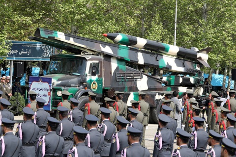 Xe tải quân sự Iran chở tên lửa trong cuộc duyệt binh ở Tehran, ngày 17-4 - Ảnh: AFP Xe tải quân sự Iran chở tên lửa trong cuộc duyệt binh ở Tehran, ngày 17-4 - Ảnh: AFP