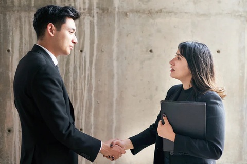 Thế nào là lời xin lỗi chân thành và hiệu quả?- Ảnh 1. Biết cách xin lỗi sẽ giúp hàn gắn những tổn thương - Ảnh minh họa: BetterUp