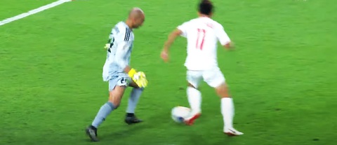 Những pha ‘tấu hài’ cực mạnh trận U23 Việt Nam thắng U23 Kuwait- Ảnh 3. Thủ môn U23 Kuwait Abd Al Rahman Kameel xử lý