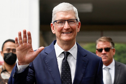 Sau Indonesia, CEO Apple Tim Cook tiếp tục thăm và ca ngợi Singapore- Ảnh 1. Giám đốc điều hành Tim Cook của hãng Apple vẫy tay chào phóng viên ở Indonesia ngày 17-4, sau khi gặp Tổng thống Indonesia Joko Widodo - Ảnh: REUTERS