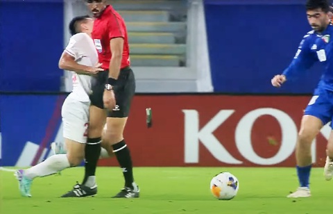 Những pha ‘tấu hài’ cực mạnh trận U23 Việt Nam thắng U23 Kuwait- Ảnh 9. Minh Quang đi bóng đâm thẳng vào người trọng tài