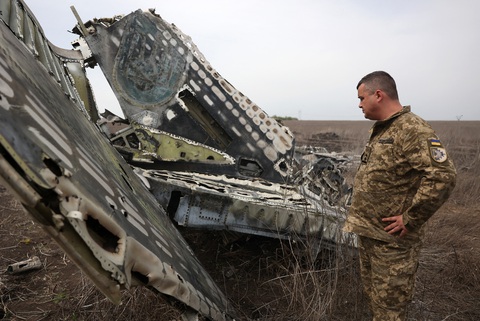Trung tá Serhiy Verbytsky của Ukraine bên cạnh phần còn lại của chiếc máy bay SU-24M do ông cầm lái ở vùng Kharkov, Ukraine, ngày 17-4 - Ảnh: AFP Trung tá Serhiy Verbytsky của Ukraine bên cạnh phần còn lại của chiếc máy bay SU-24M do ông cầm lái ở vùng Kharkov, Ukraine, ngày 17-4 - Ảnh: AFP