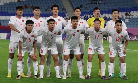 Ngọc Thắng bị thẻ đỏ là xác đáng?- Ảnh 2. U23 Việt Nam mất Ngọc Thắng (số 20) và Đình Bắc (số 15) trong trận mở màn với U23 Kuwait vì thẻ đỏ và chấn thương - Ảnh: VFF