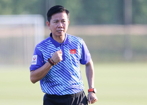 Tiền vệ U23 Việt Nam: 'Đã có bài học quý giá từ VAR'- Ảnh 5. Với nhóm dự bị, HLV Hoàng Anh Tuấn vẫn gắt gao, chỉn chu trong từng cách triển khai bóng - Ảnh: VFF