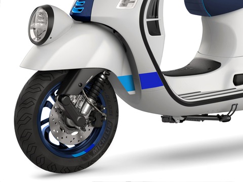 Vespa ra bản đặc biệt siêu hiếm, sử dụng động cơ mạnh nhất lịch sử thương hiệu- Ảnh 4. Cặp vành đúc 12 inch được thiết kế riêng cũng có điểm nhấn màu xanh lam và xanh nhạt, kèm lốp không săm với lốp trước 120/70 và lốp sau 130/70.