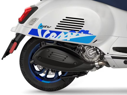 Vespa ra bản đặc biệt siêu hiếm, sử dụng động cơ mạnh nhất lịch sử thương hiệu- Ảnh 8. Vespa 140th Piaggio đi kèm nhiều phụ kiện chính hãng như túi da cỡ lớn gắn phía sau, giá chứa đồ trước/sau, kính chắn gió cỡ lớn hay bộ khung quây bảo vệ xe.