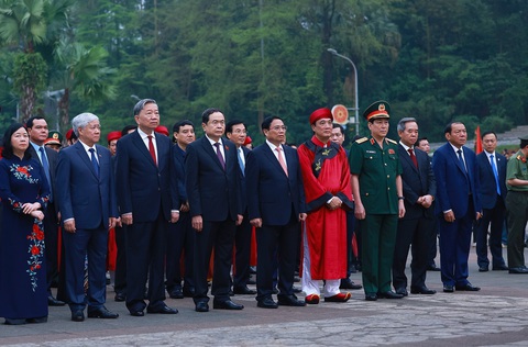 Lễ dâng hương giỗ Tổ Hùng Vương- Ảnh 4. Đoàn lãnh đạo Đảng, Nhà nước dâng hương giỗ Tổ Hùng Vương - Ảnh: TTXVN