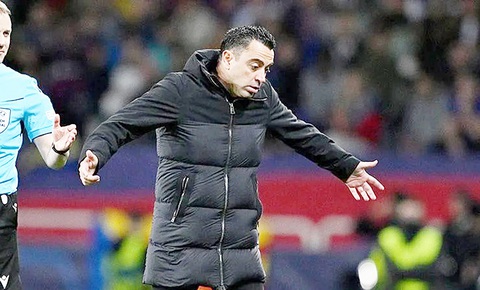 HLV Xavi hoàn toàn bất lực khi các học trò liên tiếp mắc sai lầm - Ảnh: REUTERS HLV Xavi hoàn toàn bất lực khi các học trò liên tiếp mắc sai lầm - Ảnh: REUTERS