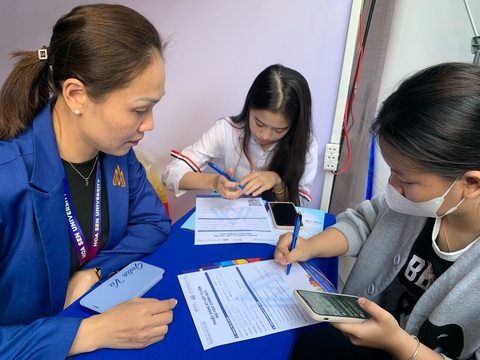 Các trường đại học tư thục xét tuyển học bạ nhiều đợt trong năm. Trong ảnh: thí sinh đăng ký xét tuyển học bạ năm 2024 vào Trường đại học Hoa Sen - Ảnh: TRẦN HUỲNH Các trường đại học tư thục xét tuyển học bạ nhiều đợt trong năm. Trong ảnh: thí sinh đăng ký xét tuyển học bạ năm 2024 vào Trường đại học Hoa Sen - Ảnh: TRẦN HUỲNH