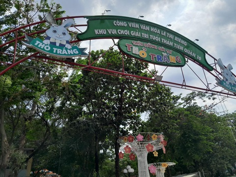 Băng rôn gây tranh cãi ở công viên Lê Thị Riêng bị dỡ- Ảnh 5. Tấm băng rôn trên đường Cách Mạng Tháng Tám gây tranh cãi đã bị tháo gỡ - Ảnh: BQL công viên Lê Thị Riêng