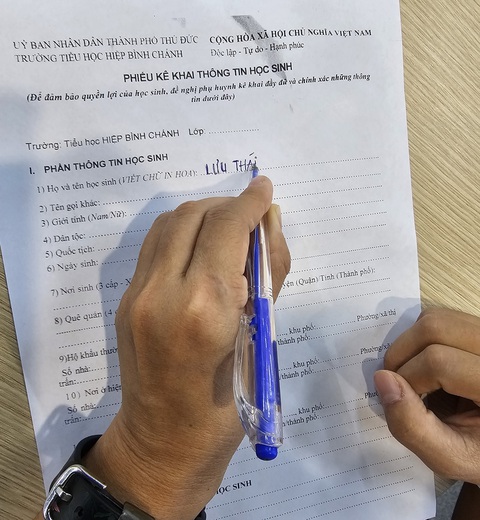 Trường yêu cầu khai thông tin học sinh: Đã khai rồi sao khai nữa? Ghi nơi sinh sao cho đúng?- Ảnh 1. Phụ huynh bối rối khi khai thông tin nơi sinh, quê quán trên tờ khai thông tin học sinh - Ảnh: ÁI NHÂN