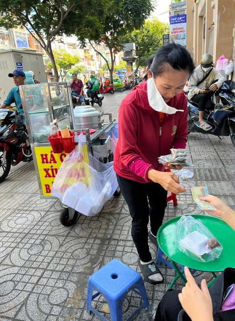 Thất nghiệp, chịu thương chịu khó tảo tần thì vẫn sống được- Ảnh 1. Chị Trần Xuân Trang bán há cảo ở quận 10 (TP.HCM) thay cho công việc trước đây - Ảnh: YẾN TRINH