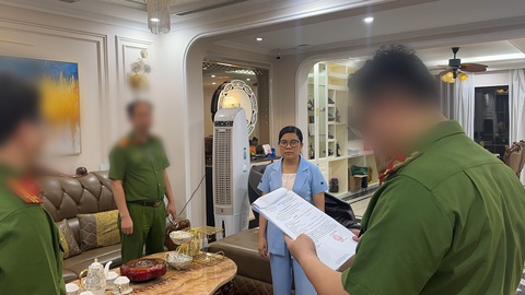 Bắt tổng giám đốc và phó tổng giám đốc Tập đoàn Tâm Lộc Phát- Ảnh 2. Công an tống đạt các quyết định tố tụng với các nghi phạm - Ảnh: Công an cung cấp
