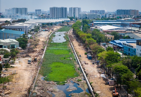 Sau 'tối hậu thư', Thuận An cam kết đúng tiến độ gói thầu cải tạo kênh Tham Lương - Bến Cát- Ảnh 1. Gói thầu XL6 thuộc dự án xây dựng hạ tầng và cải tạo môi trường kênh Tham Lương - Bến Cát - rạch Nước Lên - Ảnh: LÊ PHAN