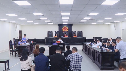 Bắt giữ cựu chủ tịch Vimedimex lúc nửa đêm: Có phạm luật không?- Ảnh 2. Viện kiểm sát đối đáp quan điểm của luật sư, bị cáo trong vụ án - Ảnh: GIANG LONG