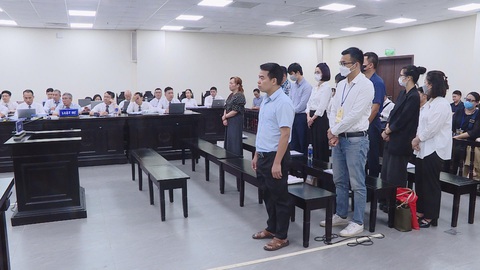 Bắt giữ cựu chủ tịch Vimedimex lúc nửa đêm: Có phạm luật không?- Ảnh 1. Các bị cáo tại tòa - Ảnh: GIANG LONG