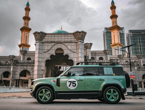 Tay chơi Việt mang Land Rover Defender 7 tỉ xuyên Đông Nam Á- Ảnh 1. Chiếc Land Rover Defender 75th Limited Edition xuất hiện trên đường phố Malaysia - Ảnh: FBNV