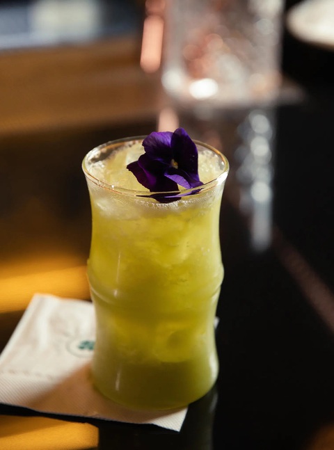 Độc đáo món cocktail làm từ khổ qua- Ảnh 3. Cận cảnh món Bitter Sweet cocktail tại quán Jade & Clover - Ảnh: The New York Times