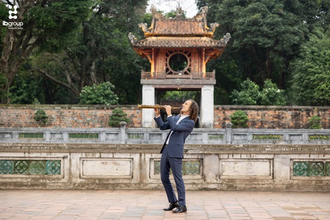 Kenny G chơi nhạc tại Văn Miếu Quốc Tử Giám khi làm MV Going Home - Ảnh: BTC 'Nếu Hà Nội không là số 1 về văn hóa là lỗi của Hà Nội'- Ảnh 2.