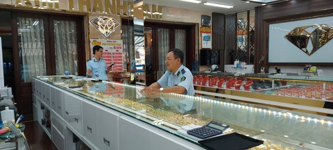 Quản lý thị trường sẽ kiểm tra các tiệm vàng đến hết năm- Ảnh 1. Quản lý thị trường TP.HCM tạm giữ nhiều vàng, trang sức không rõ nguồn gốc - Ảnh: QLTT
