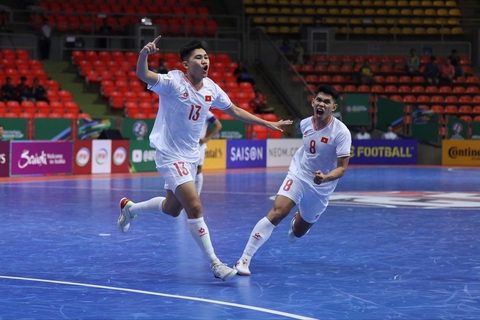 Đánh bại tuyển Trung Quốc, tuyển futsal Việt Nam tạm dẫn đầu bảng A- Ảnh 1. Nhan Gia Hưng (13) ăn mừng bàn thắng vào lưới tuyển Trung Quốc - Ảnh: AFC