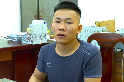 Cuộc huy động lực lượng vây bắt kẻ cướp tiệm vàng chỉ sau 3 giờ- Ảnh 1. Nguyễn Minh Toàn sau khi bị công an bắt giữ - Ảnh: LÊ MINH