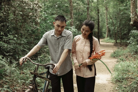 Trịnh Đình Quang bất ngờ tung MV bi tráng đóng cùng Lan Thy- Ảnh 8. Nội dung của MV Trái tim giữa bầu trời dựa trên câu chuyện có thật của Đại tá Nguyễn Văn Dần (Trịnh Đình Quang thủ vai) và bà Nguyễn Thị Thường (Lan Thy thủ vai).