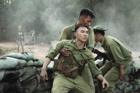 Trịnh Đình Quang bất ngờ tung MV bi tráng đóng cùng Lan Thy- Ảnh 9. Trịnh Đình Quang bất ngờ tung MV bi tráng đóng cùng Lan Thy- Ảnh 9.