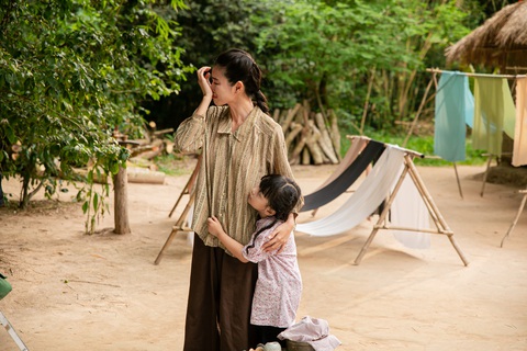 Trịnh Đình Quang bất ngờ tung MV bi tráng đóng cùng Lan Thy- Ảnh 12. Trịnh Đình Quang bất ngờ tung MV bi tráng đóng cùng Lan Thy- Ảnh 12.