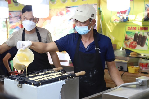 Xem hàng trăm loại bánh tề tựu tại lễ hội bánh dân gian ở Cần Thơ- Ảnh 1. Rất nhiều loại bánh dân gian được chế biến ngay tại lễ hội chứ không phải bánh làm sẵn, khiến du khách được xem nghệ nhân làm bánh, vừa ăn được những chiếc bánh nóng hổi - Ảnh: CHÍ QUỐC
