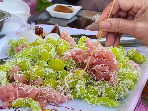 Xem hàng trăm loại bánh tề tựu tại lễ hội bánh dân gian ở Cần Thơ- Ảnh 7. Khoai mì được chế biến ra bánh dân gian được khách thưởng thức thử tại quầy trước khi mua - Ảnh: CHÍ QUỐC