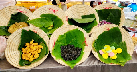 Xem hàng trăm loại bánh tề tựu tại lễ hội bánh dân gian ở Cần Thơ- Ảnh 6. Các nghệ nhân cũng chịu khó bày trí bánh rất công phu và đậm chất thôn quê - Ảnh: CHÍ QUỐC