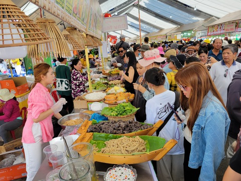Xem hàng trăm loại bánh tề tựu tại lễ hội bánh dân gian ở Cần Thơ- Ảnh 12. Theo lãnh đạo Sở Văn hóa, Thể thao và Du lịch TP Cần Thơ, trong hai ngày diễn ra, Lễ hội bánh dân gian Nam Bộ đã thu hút 3.000 du khách từ khắp nơi - Ảnh: CHÍ QUỐC