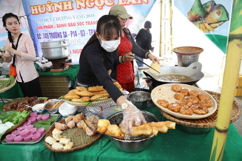 Xem hàng trăm loại bánh tề tựu tại lễ hội bánh dân gian ở Cần Thơ- Ảnh 4. Theo ghi nhận, năm nay số lượng gian hàng làm bánh dân gian tại chỗ cho du khách trải nghiệm và mua ăn nhiều hơn lễ hội những năm trước - Ảnh: CHÍ QUỐC