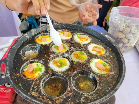 Xem hàng trăm loại bánh tề tựu tại lễ hội bánh dân gian ở Cần Thơ- Ảnh 8. Bánh khọt được đổ tại chỗ thơm lừng, có nhiều khách đợi mua - Ảnh: CHÍ QUỐC
