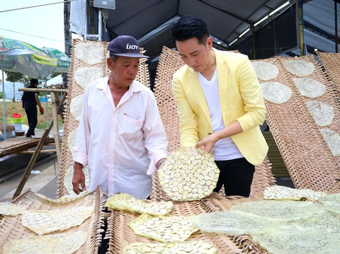 Xem hàng trăm loại bánh tề tựu tại lễ hội bánh dân gian ở Cần Thơ- Ảnh 11. Làng bánh tráng Thuận Hưng (quận Thốt Nốt, TP Cần Thơ) là một trong những điểm mới của lễ hội bánh dân gian năm nay. Đến đây du khách được trải nghiệm nghệ nhân làm bánh tráng, phơi bánh tráng và có thể