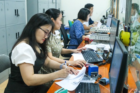 Cán bộ bảo hiểm xã hội quận Hai Bà Trưng, Hà Nội giải quyết hồ sơ của người dân - Ảnh: HÀ QUÂN Cán bộ bảo hiểm xã hội quận Hai Bà Trưng, Hà Nội giải quyết hồ sơ của người dân - Ảnh: HÀ QUÂN