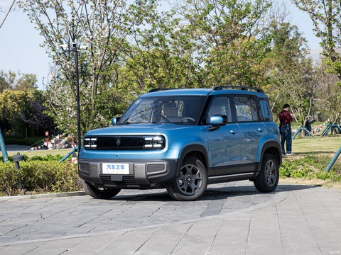 Xe Baojun Yep sắp vào Việt Nam thêm bản 5 cửa tiện dụng, đắt hơn- Ảnh 1. Baojun Yep Plus 2024 được phân phối với hai cấu hình có giá 93.800 NDT (306 triệu đồng) và 103.800 NDT (339 triệu đồng). Nếu xét theo mức giá quy đổi, giá này không đắt hơn Wuling Mini EV bản cao nhất (279 triệu đồng) quá nhiều, và còn thấp hơn những mẫu xe hạng A tại Việt Nam - Ảnh: Autohome