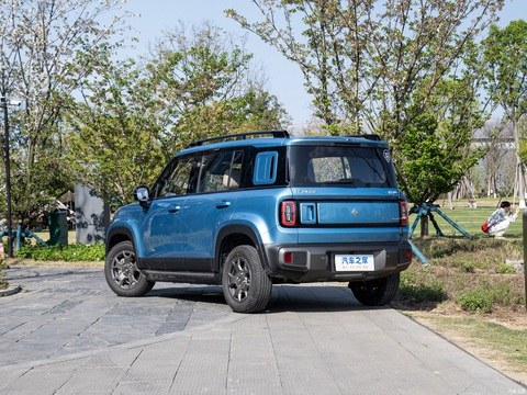 Xe Baojun Yep sắp vào Việt Nam thêm bản 5 cửa tiện dụng, đắt hơn- Ảnh 7. Ngoài kích thước, so với bản ba cửa, điểm khác biệt lớn nhất của Baojun Yep Plus 2024 là đã bỏ hộp chứa đồ ở phía sau và bổ sung logo Baojun ở chính giữa đuôi xe. Cửa sau vẫn giữ thiết kế mở ngang và có thể hỗ trợ một bàn nhỏ phía sau - Ảnh: Autohome