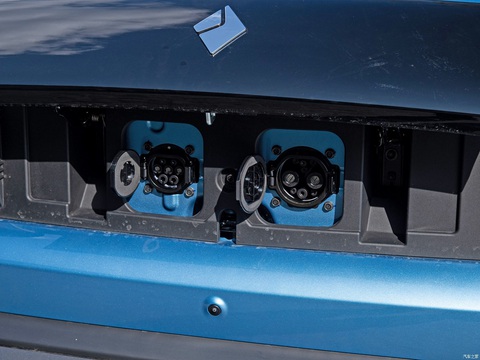 Xe Baojun Yep sắp vào Việt Nam thêm bản 5 cửa tiện dụng, đắt hơn- Ảnh 14. Xe hỗ trợ cả sạc nhanh và sạc thường. Ở chế độ sạc nhanh, xe mất 35 phút để sạc từ 30% đến 80% - Ảnh: Autohome